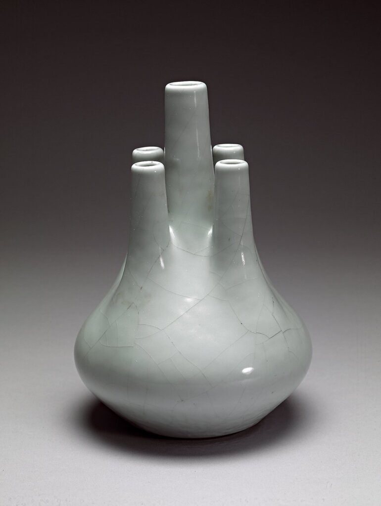清雍正朝江西景德鎮〈仿乳（汝）釉五管花插〉，19.8×7.2公分，中瓷001605，T1723。台北國立故宮博物院版權所有。