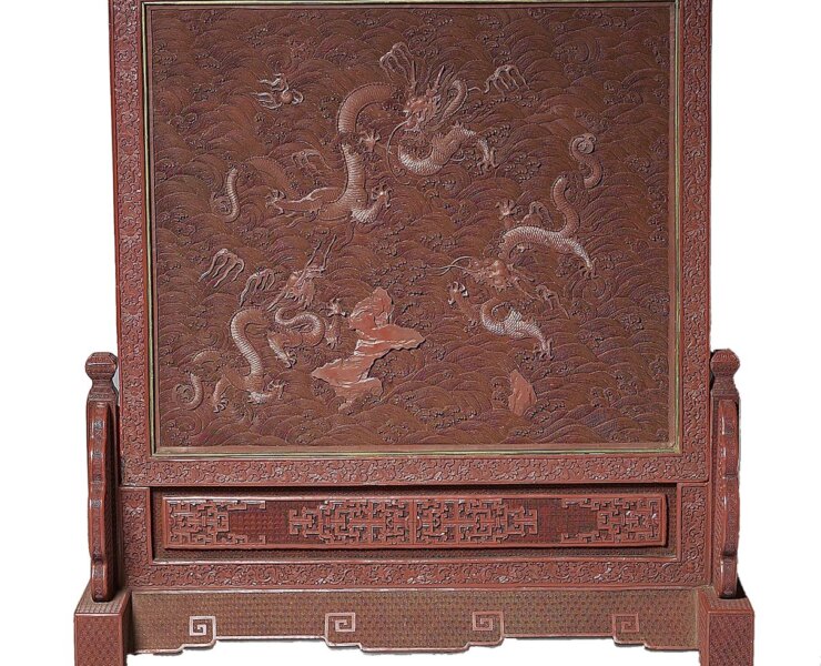 清朝18世紀〈朱漆剔紅蘇東坡遊赤壁圖插屏〉，63.6×16.5×59.9公分，中漆000044，T6713。台北國立故宮博物院版權所有。