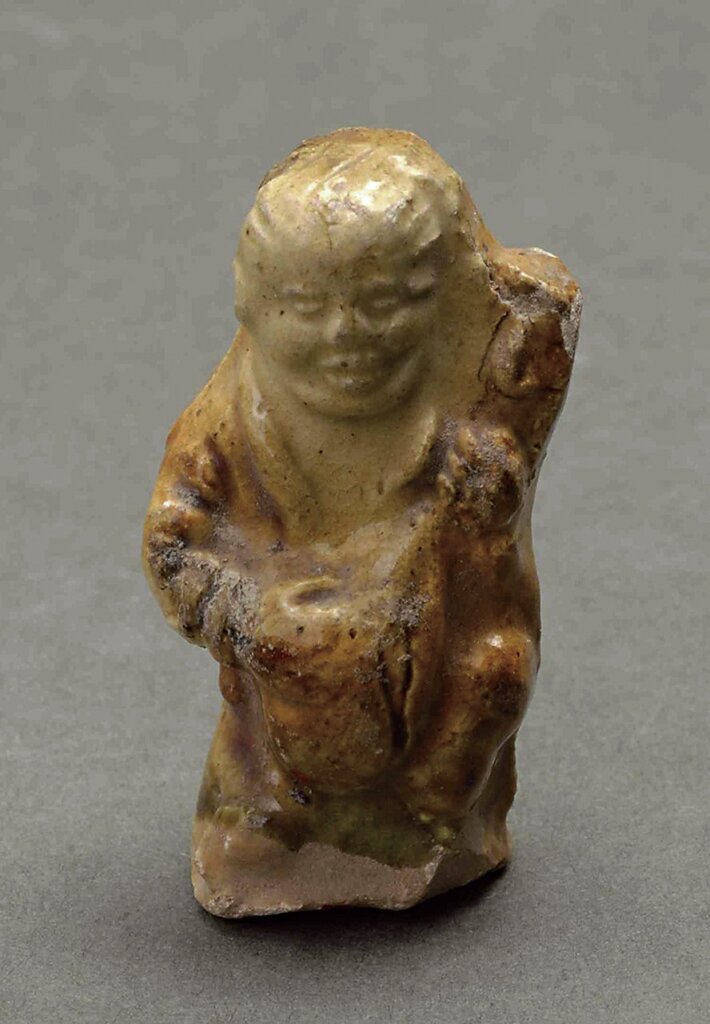 〈抱琴俑〉。