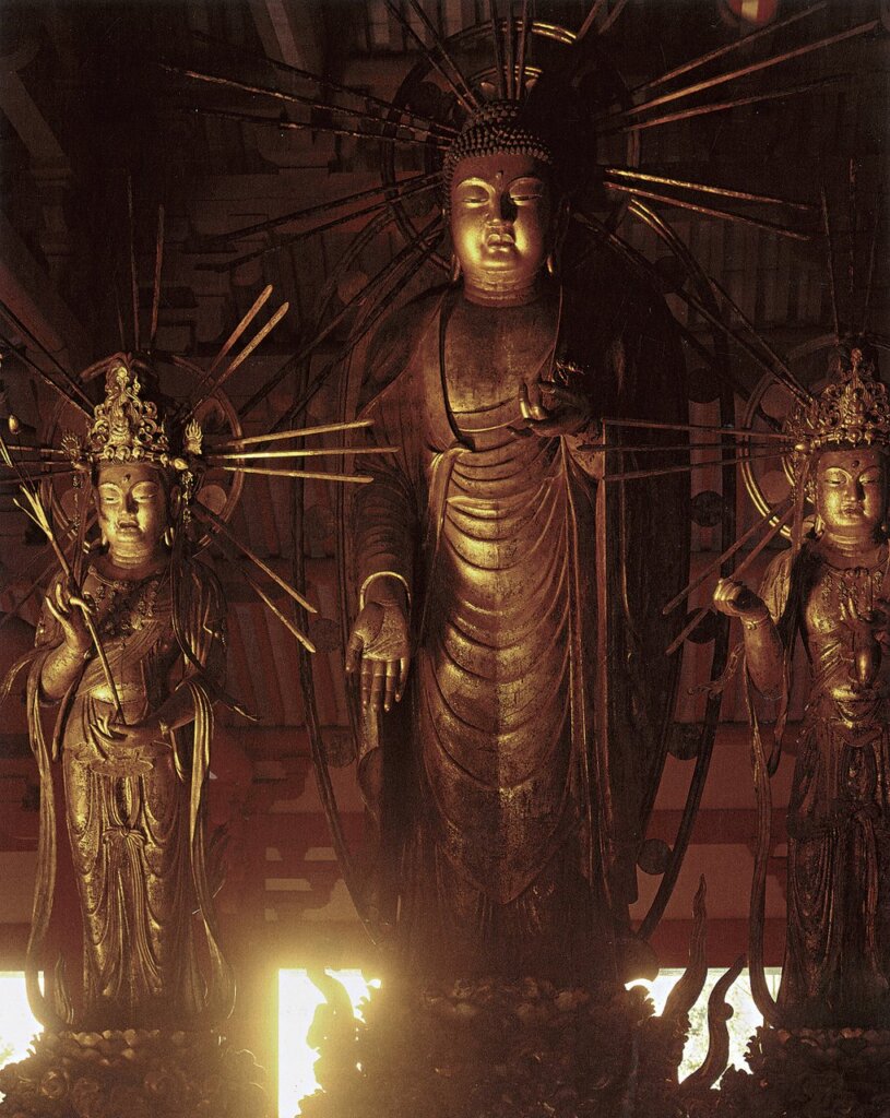 快慶1195年〈阿彌陀佛三尊像〉，寄木造，彩漆，鍍金。阿彌陀像高5.3公尺；觀世音與勢至菩薩高3.7公尺。現存淨土寺，兵庫縣小野市，日本國寶。圖版出處：《Portraits of Chōgen：The Transformation of Buddhist Art in Early Medieval Japan》，pl.116。