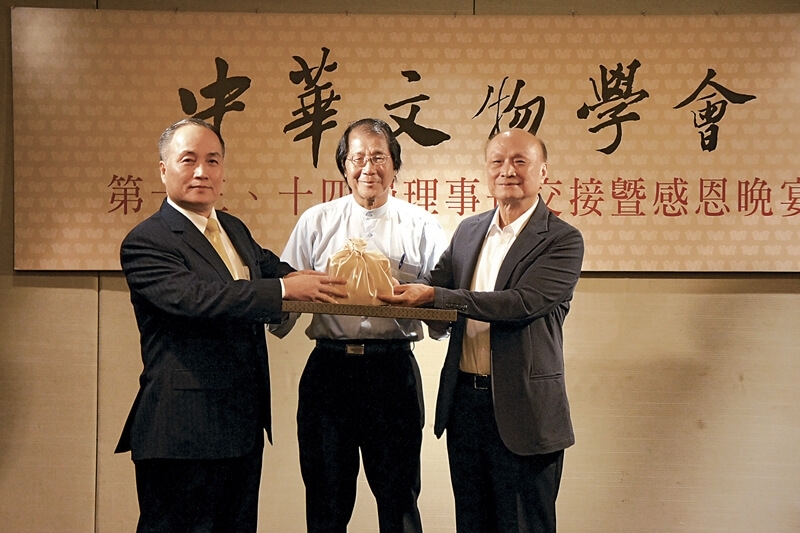 中華文物學會第14屆理事長王水衷（左）由監交人常務監事莊芳榮手中，接下第13屆理事長林木和（右）手中印信。攝影︱中華文物學會