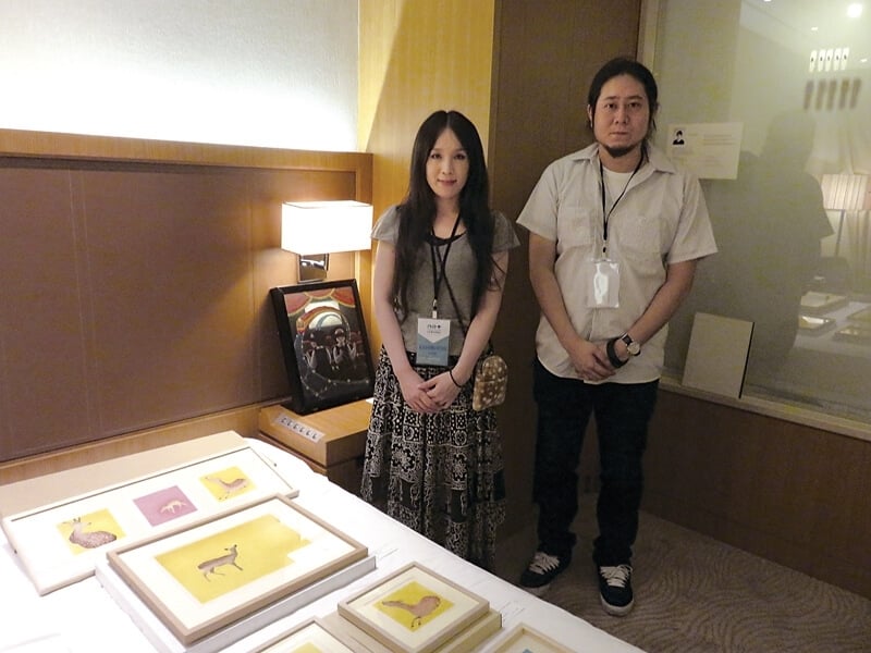 GALLERY CLASS總監中本具幸與藝術家椎木かなえ合影。