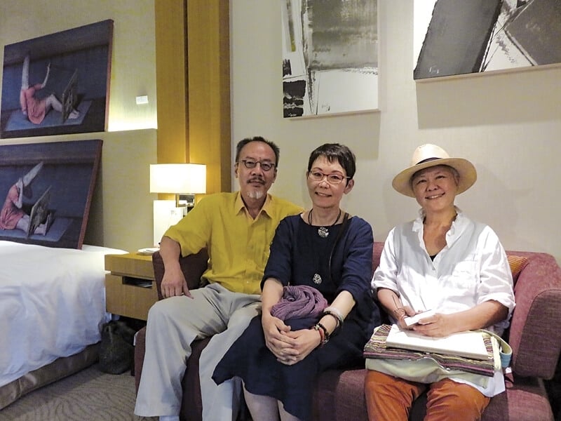 北美館策展人劉永仁夫婦與藝術家賴純純（右一）於大象藝術空間館。（左至右）