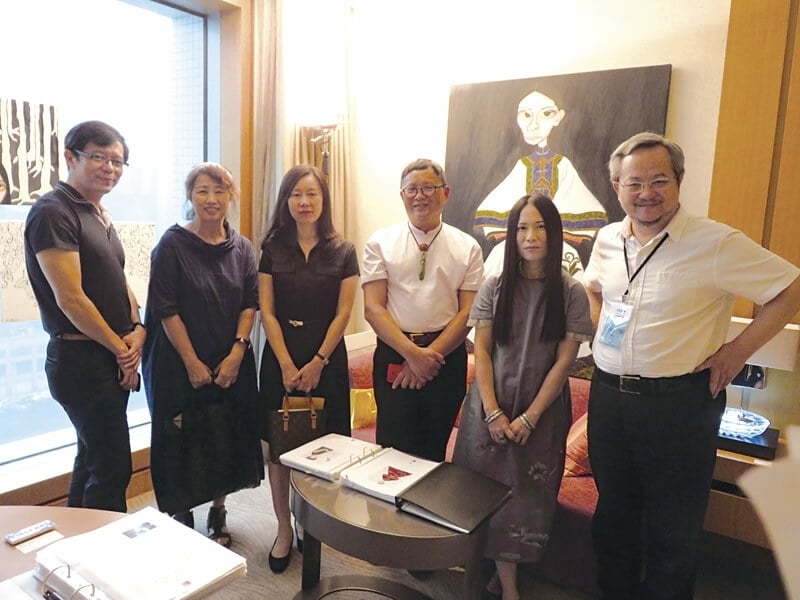 新苑藝術展間，藝術家柳依蘭（右二）、藏家以及負責人張學孔合影。