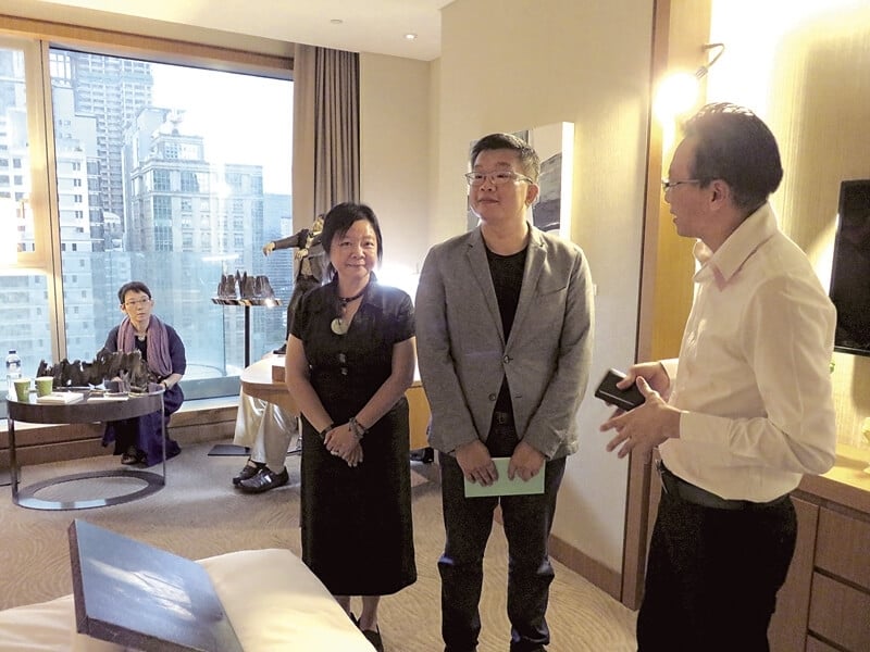 立法院副院長蔡其昌由畫協執行長王焜生（右一）與召集人鍾經新帶領參觀，今年也首度購藏一件油畫作品。