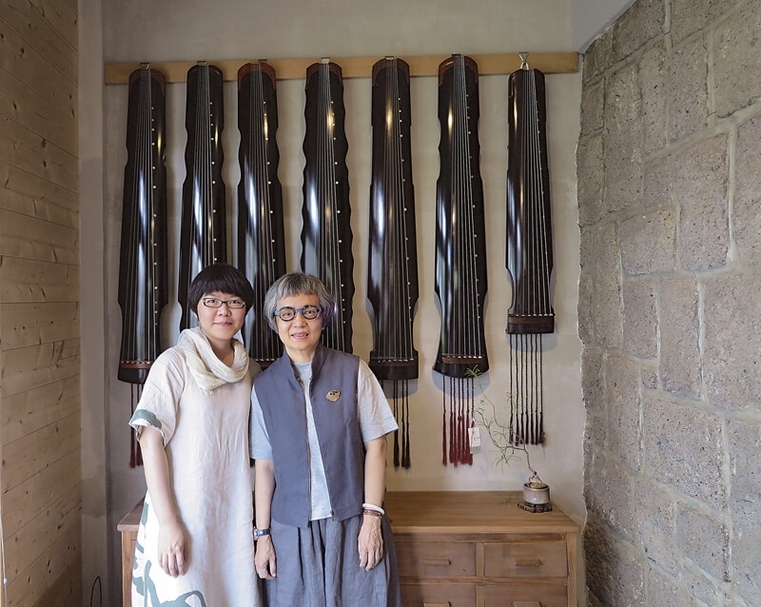 「長安樂器」負責人暨「等閑琴館」館長王惠文(右)與駐館知名古琴家黃勤心,是推廣古琴文化最佳拍檔。攝影/鄭又嘉。