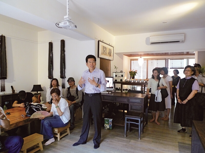 聞人嚴長壽帶觀光局來訪。圖︱等閑琴館