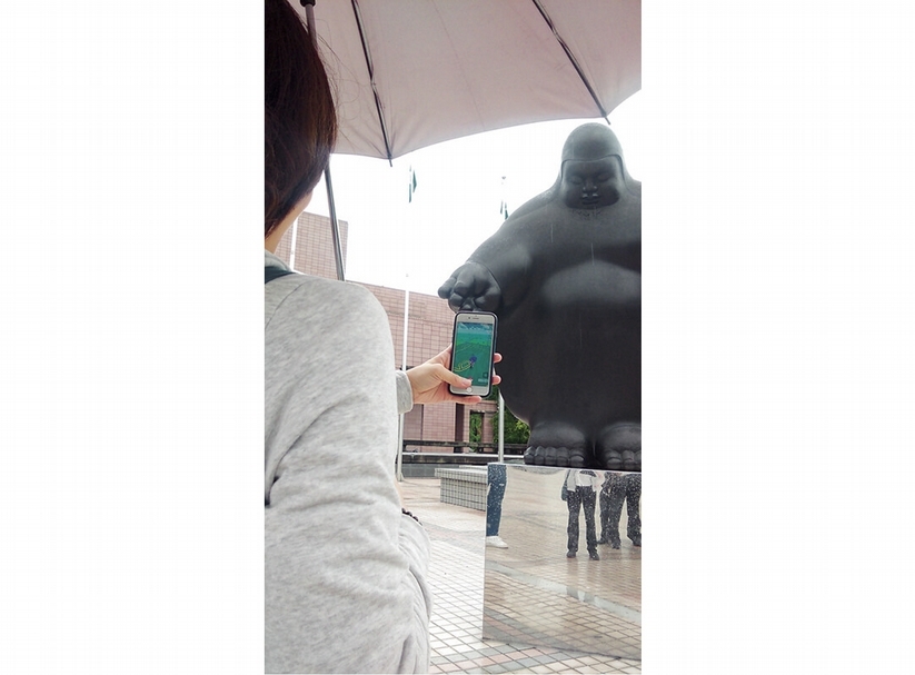 高雄市立美術館策畫「來高美館抓寶,抓到真正的寶!—認識高美館周邊藝術作品教育推廣活動」,嘗試透過寶可夢遊戲吸引觀眾認識園區的藝術作品。(高雄市立美術館提供)