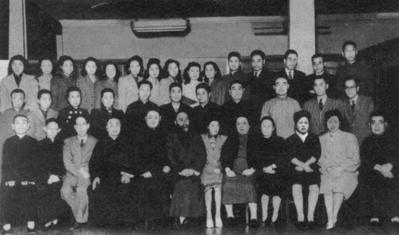 1948年5月，大風堂同門會上海分會賀張大千五十壽辰合影。前排左五起李祖韓、張大千、徐雯波、楊浣青、顧青瑤、李秋君。圖取自包立民《張大千家書》。