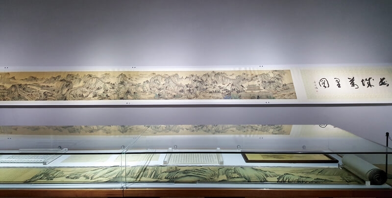 上：1963年作〈長城萬里圖〉。自1963年於歷史博物館展出後，逾50年再次展出，磅礡大氣。下：現存呂佛庭最早創作1946年作〈蜀道萬里圖〉，自1948年在中山堂展出後，睽違70年再度亮相。兩大長卷空前一併展出，因緣難得。攝影／吳昱璇。