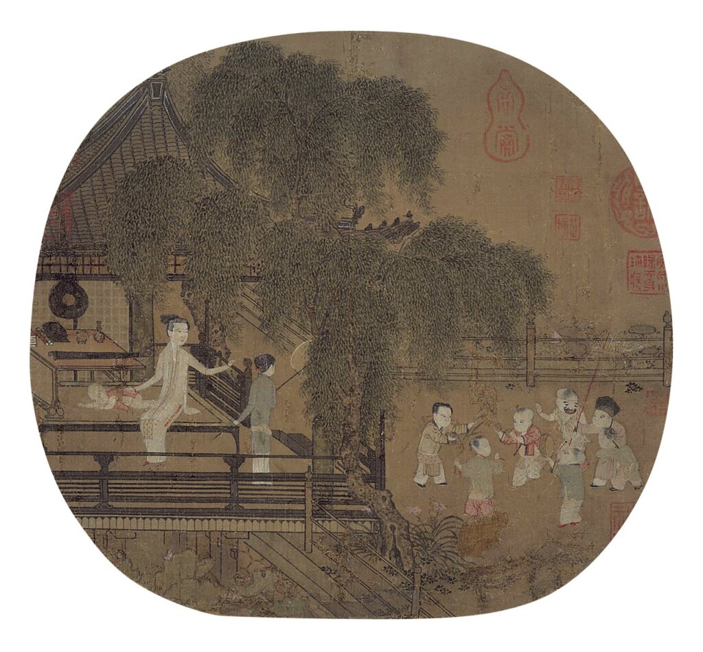 宋代佚名〈荷亭嬰戲圖〉紈扇，美國波士頓美術館藏。