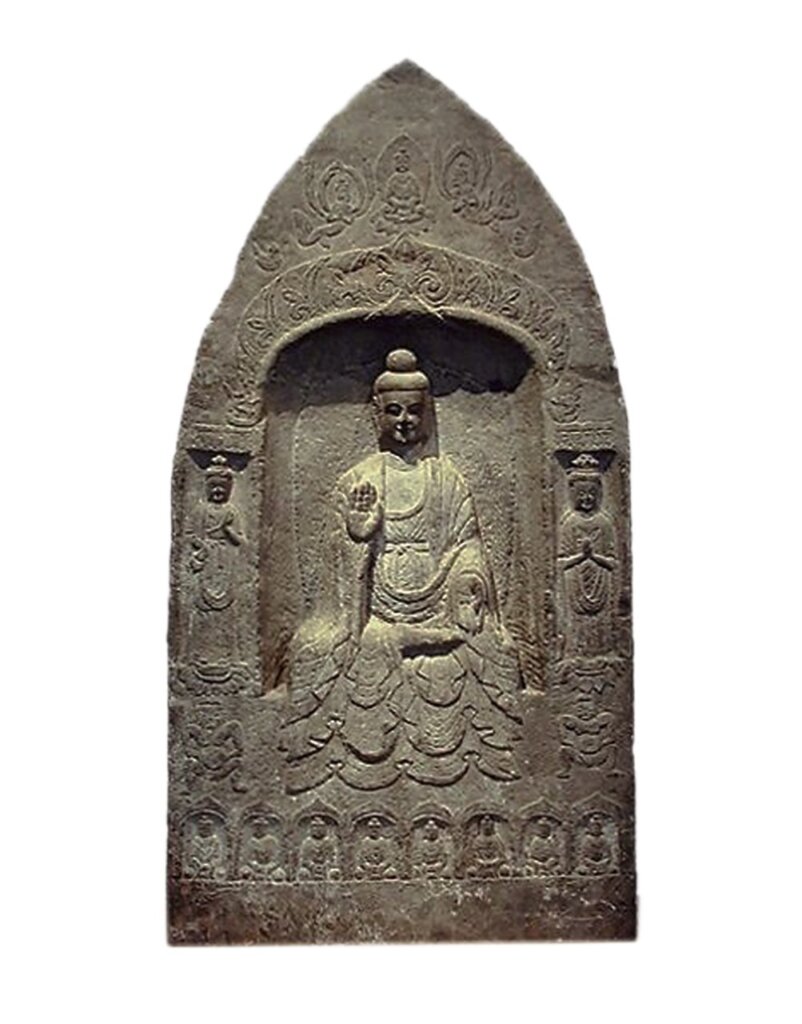 北魏〈佛菩薩三尊石碑像〉，NMOK-002。©Östasiatiska Museet。