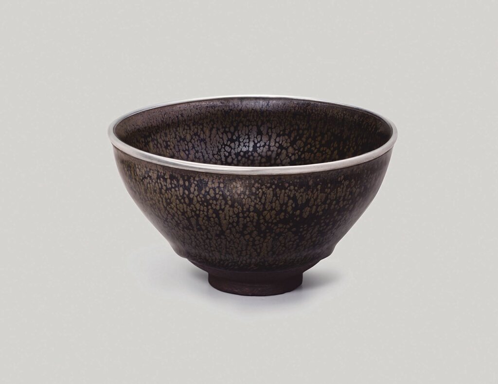 佳士得臨宇山人藏：編號707南宋〈建窯「油滴天目」茶盌〉，徑12.2公分，預估價150萬～250萬美元。