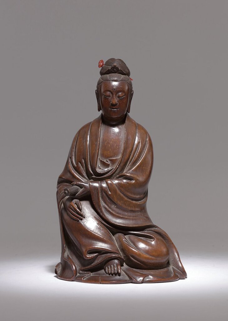 明末清初〈竹雕嵌珊瑚水月觀音座像〉，高26公分。
