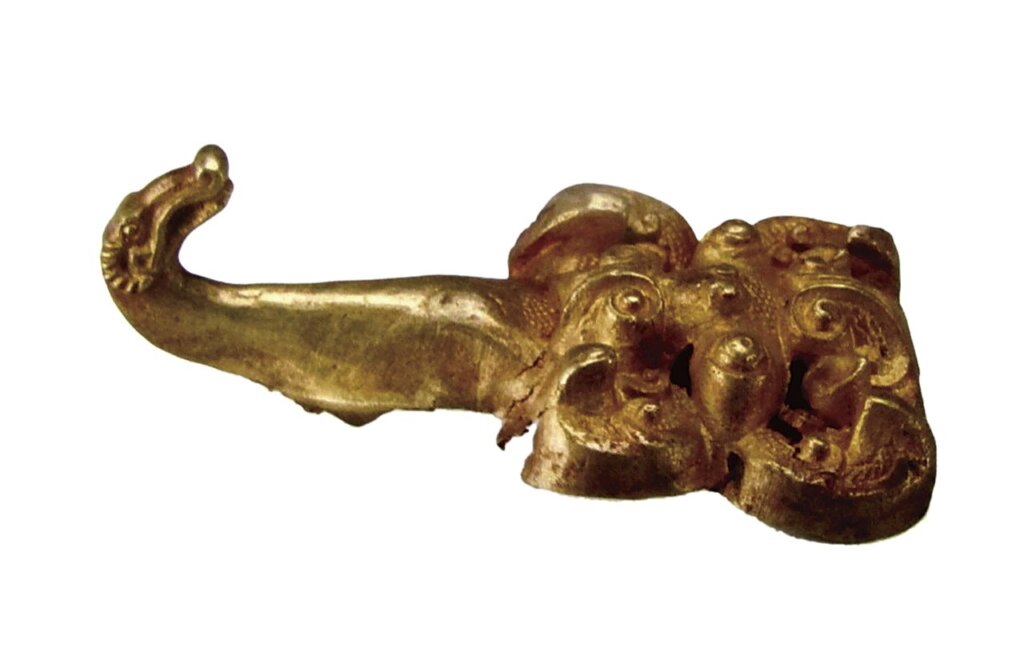 M14出土的〈獸面紋金帶鉤〉。