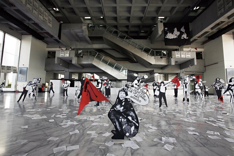 2008年台北雙年展大廳展覽現場，圖為阿根廷的藝術團體 「國際錯誤分子」（Internacional Errorista）的作品《我們都是錯誤分子》。（台北市立美術館提供）