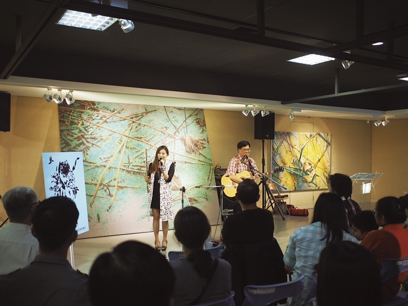 桃園市政府文化局舉行的黃敏俊個展「新色彩觀-大地的低鳴」展覽開幕式,前立委邱垂貞與主持人華姵現場表演。