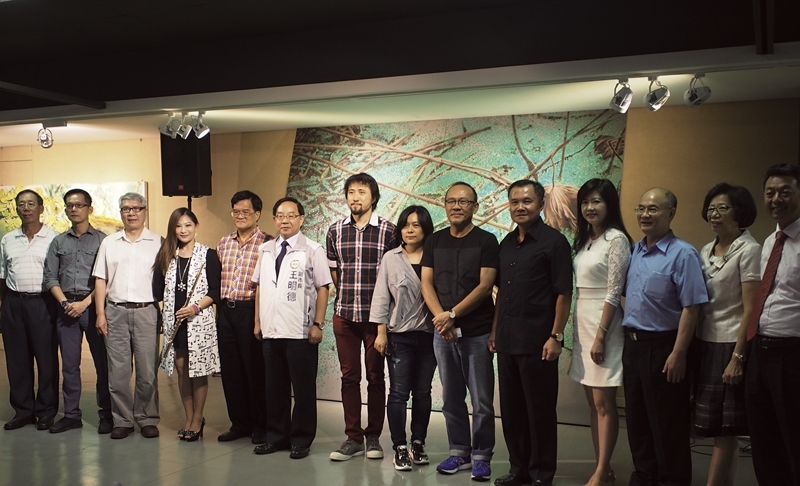 黃敏俊和與會嘉賓合影,包含桃園市副市長王明德、市議員蘇家明、前立委邱垂貞、中華民國畫廊協會秘書長游文玫、晨風畫會會長傅鈺等多位嘉賓到場慶誌。