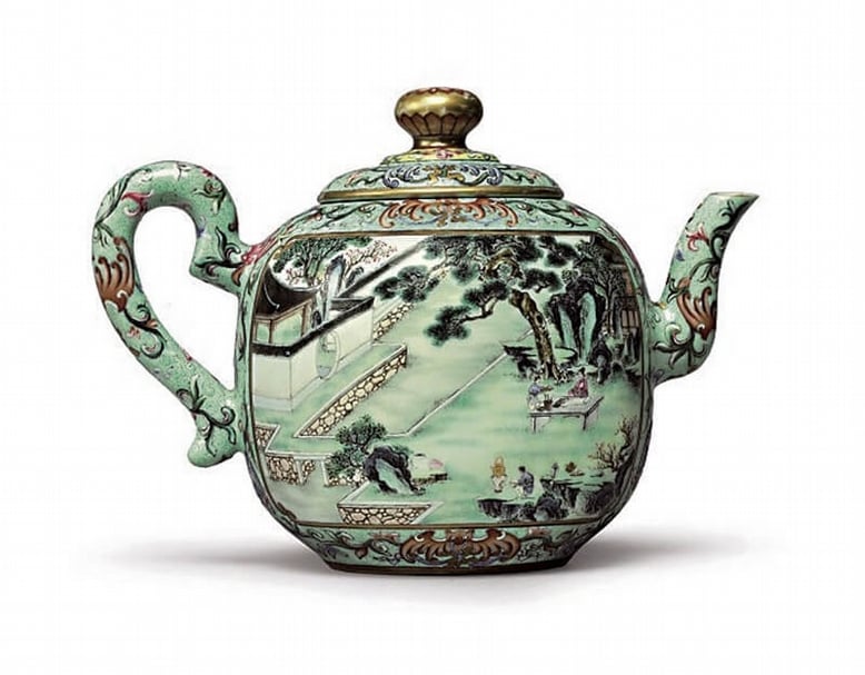 蘇富比「中國藝術珍品」編號261清乾隆〈粉彩描金松石綠地開光惠山煮泉觀卷圖御製詩茶壺〉，拍出349萬美元好成績。圖︱蘇富比