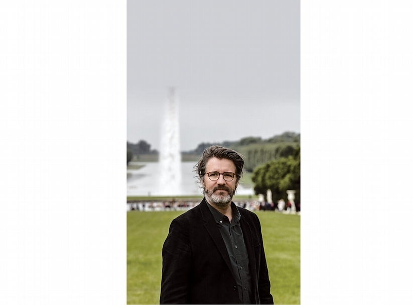 Olafur Eliasson與他的Waterfall, 2016攝影／ Anders Sune Berg圖片來源：藝術家工作室, neugerriemschneider, Berlin; Tanya Bonakdar Gallery, New York© 2016 Olafur Eliasson