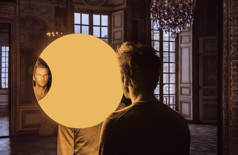 Deep mirror (yellow), 2016 攝影／Anders Sune Berg 圖片來源：藝術家工作室,neugerriemschneider, Berlin; Tanya Bonakdar Gallery, New York© 2016 Olafur Eliasson