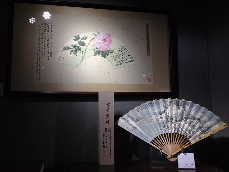 姜義才〈雪景寒林〉成扇、〈沒骨牡丹扇面〉。攝影︱金浩鈞