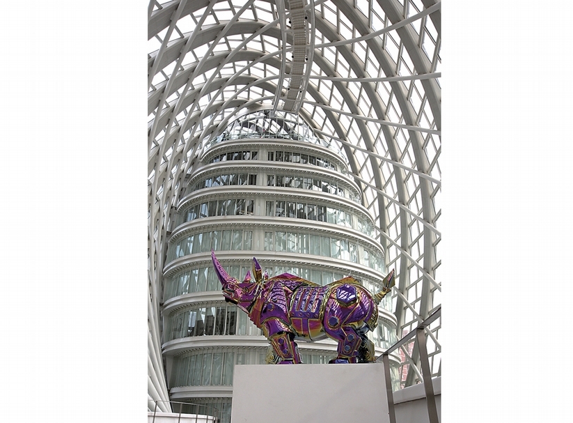 施力仁《哈雷金鋼》．不鏽鋼電鍍彩色鈦合金．198×60×130 cm．2015。（現代畫廊提供）