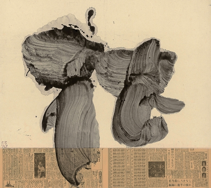 井上有一《花》．凍墨、日本紙、新聞紙．73.5×82.3 cm．1960。（百藝畫廊提供）