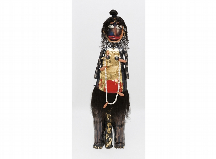 尼堤岩德蘭 Ramesh Mario Nithiyendran│Pewter Dickhead 3 earthenware, glaze, gold lustre, platinum lustre, porcelain, twine and Indian human hair 127x47x30cm 2016 Photo by Simon Hewson 圖│關渡美術館