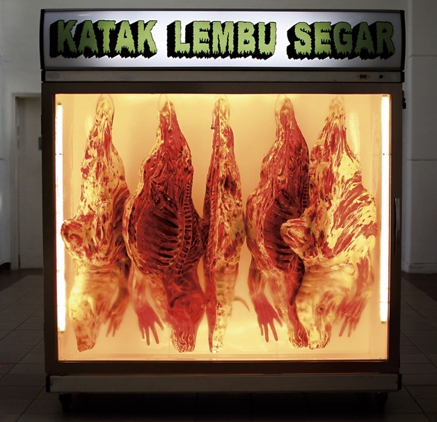 瓦哈伯Samsudin Wahab│Katak Lembu Segar（Fresh Bull Frog） chiller refrigerator, fiberglass, glass, light, plastic sticker, acrylic, enamel paint and industrial paint 184x184x65cm 2013 圖│關渡美術館