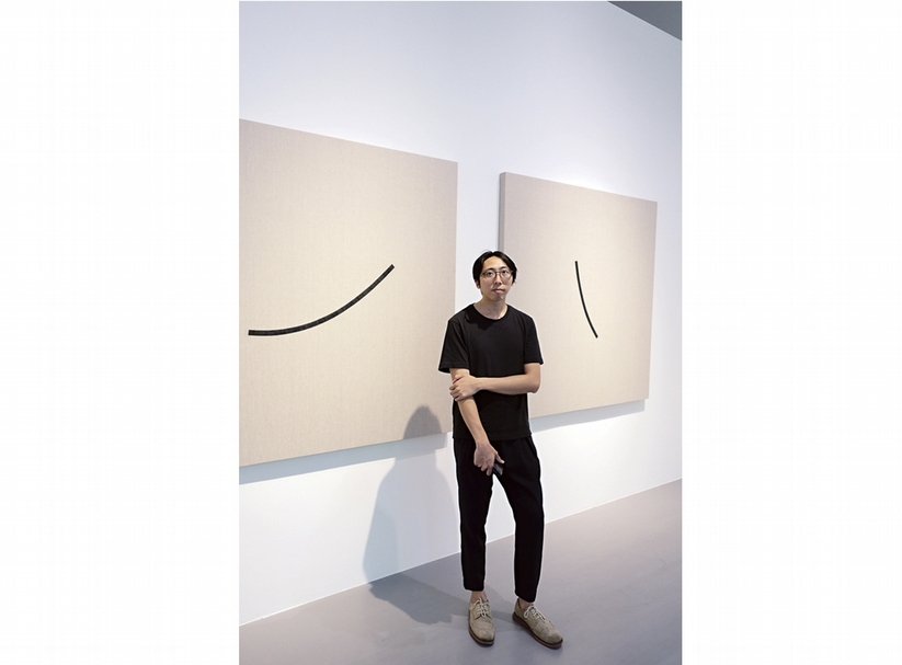 香港藝術家黃榮法與作品合影。圖｜亞洲當代藝術空間