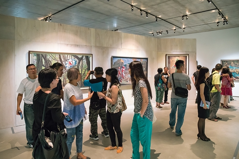 「我願望散步島國只深深的凝視：連建興的荒景魔幻」展覽現場一景。（毓繡美術館提供）