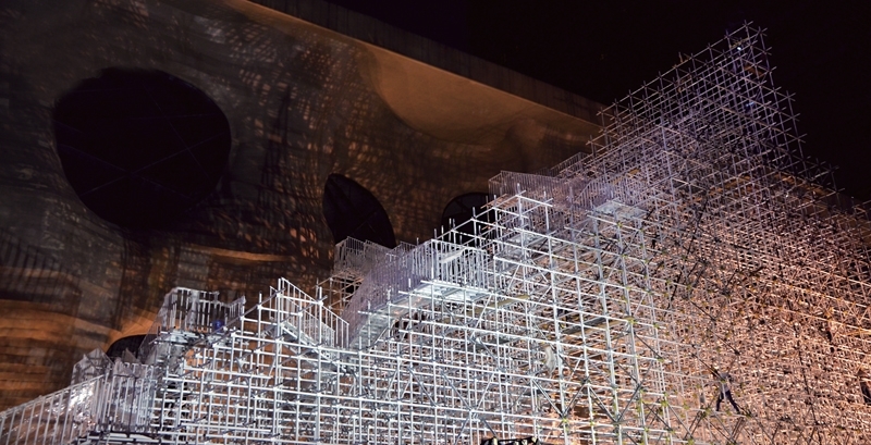 於上海喜瑪拉雅美術館外展出的創意建築空間「遠景之丘」。