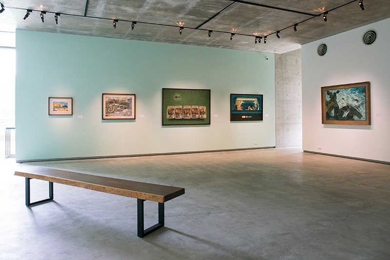 「我願望散步島國只深深的凝視：連建興的荒景魔幻」展覽現場一景。（毓繡美術館提供）