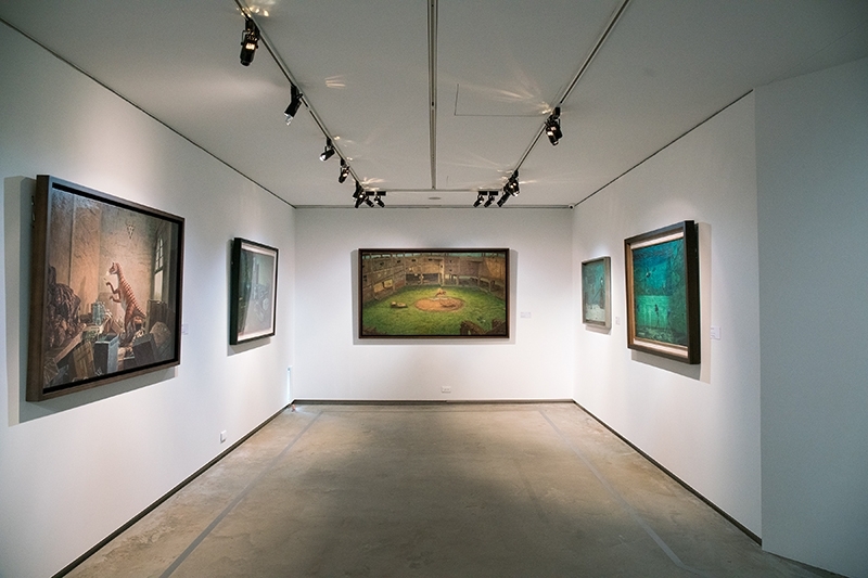 「我願望散步島國只深深的凝視：連建興的荒景魔幻」展覽現場一景。（毓繡美術館提供）