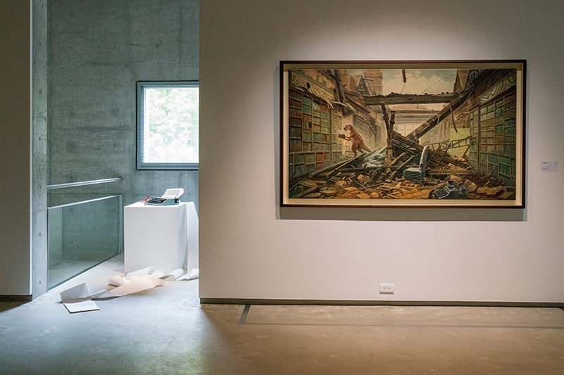 「我願望散步島國只深深的凝視：連建興的荒景魔幻」展覽現場一景。（毓繡美術館提供）