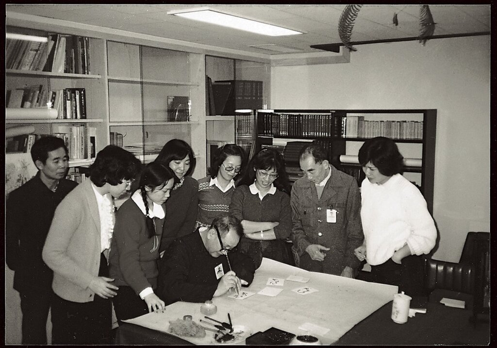 張光賓於工作餘暇，和故宮同事分享書畫學思心得。