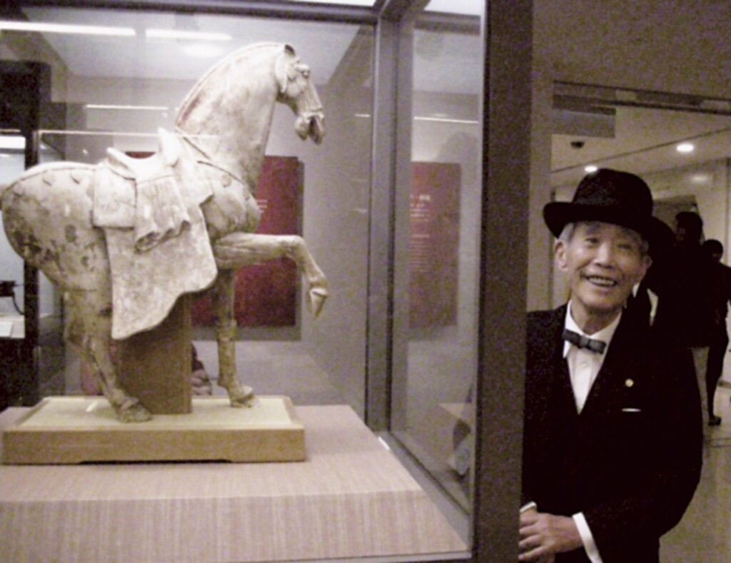2008年坂本五郎攜宋至金磁州觀台窯〈白釉洗〉至台北故宮，並至展場內找尋當年捐贈的唐〈灰釉加彩釉陶馬〉。