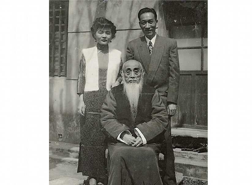 圖a 季康（後右）、夫人林若璣（後左）與夫人的祖父林菽莊合影。