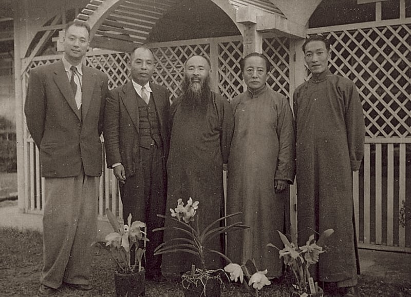 圖d 1948年季康與張大千、溥心畬合影於士林園藝館。
