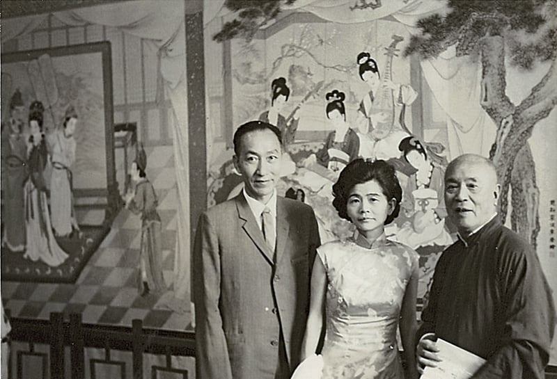 圖b 1962年季康（左一）、夫人林若璣（中）、馬紹文（右）於台北中泰賓館開幕之季康作品前合影。