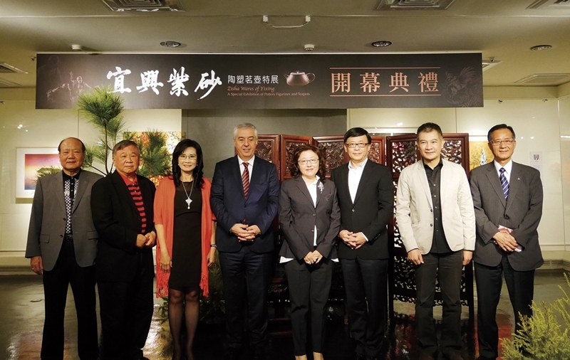 左三起：台北市議員秦慧珠、台北土耳其貿易辦事處代表艾瑞康（Ismet Erikan）、郭木生文教基金會董事長郭淑珍、國立歷史博物館長張譽騰、門德揚拍賣公司董事長陳國恩等貴賓開幕合影。