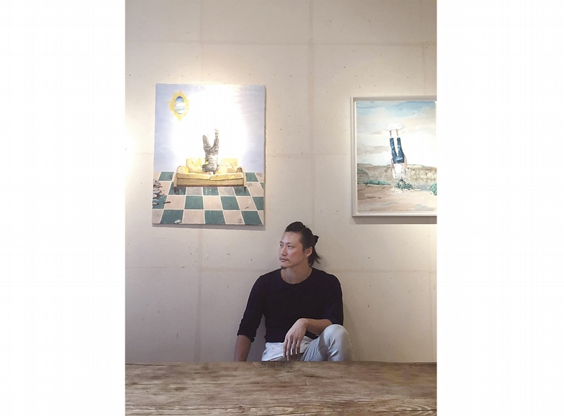 蔡士弘與作品合影。左為《浴缸頭》,右為《項羽》。圖/一票人票畫空間