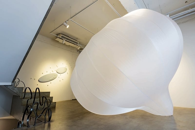 「我們」展場一景,前為王德瑜《No.87》,後為陳慧嶠《我們之間》。(臻品藝術中心提供)
