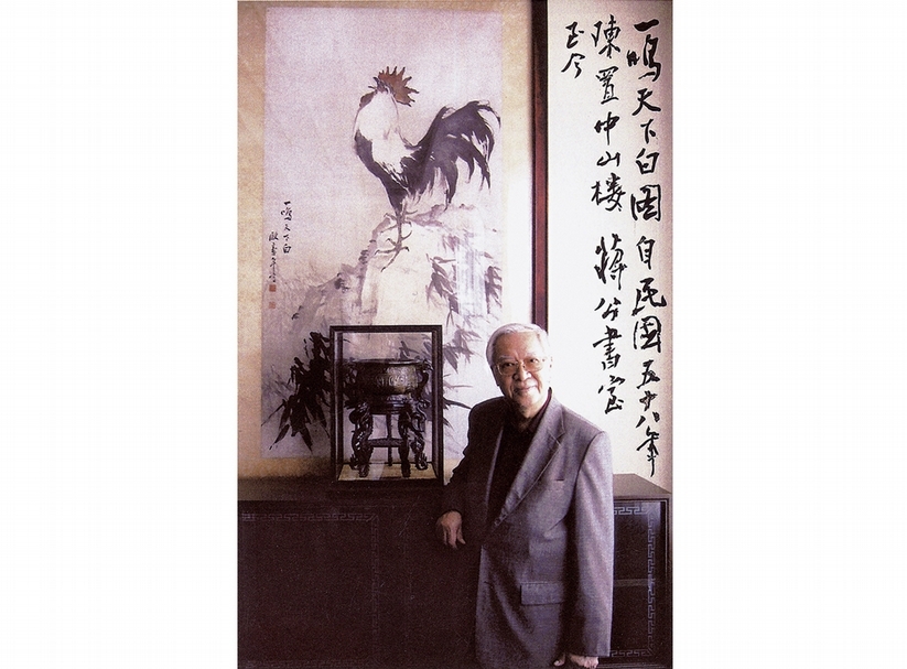歐豪年為中山樓書畫入藏最多者，共有九組件作品，與〈一鳴天下白圖〉合影。圖／歐豪年提供。