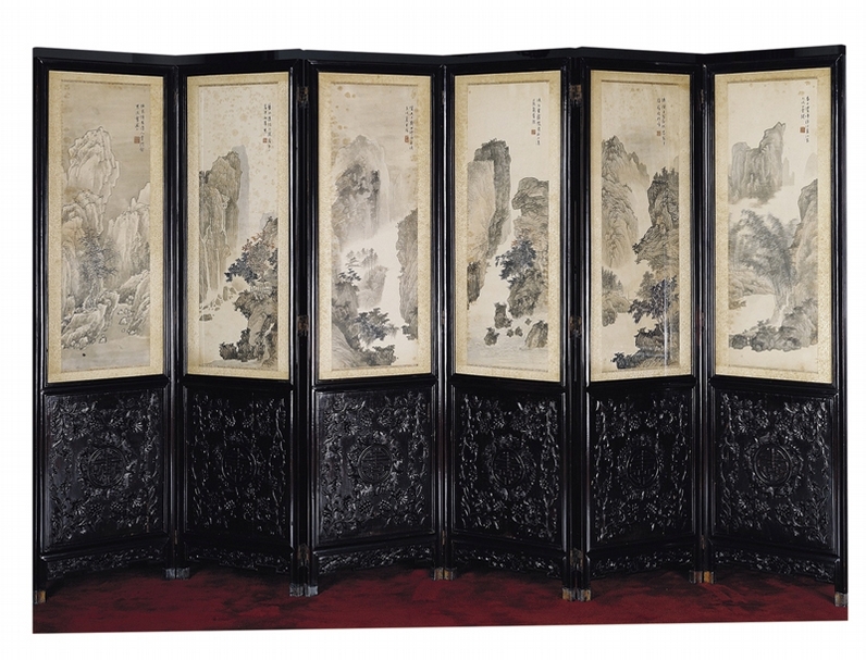 置放於三樓之江兆申43歲時所繪〈山水〉屏風，單屏尺寸199×36公分，因硫磺氣影響使一面畫屏山色變黑。圖∣國立台灣圖書館陽明山中山樓管理所