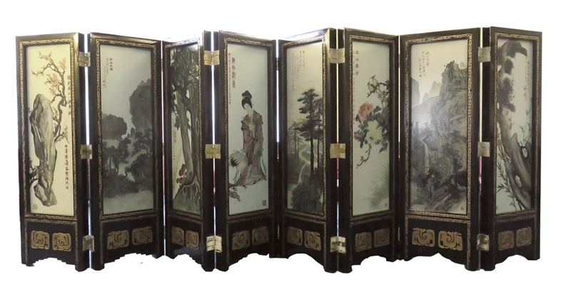 馬壽華、劉延濤、邵幼軒、張榖年、季康、傅狷夫、江兆申及陳丹誠八位名家祝賀蔣中正八十大壽之玻璃畫屏風。攝影／張筠。