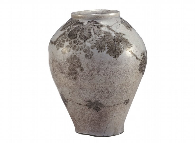 圖7 17世紀〈鐵砂青花葡萄紋大壺〉,日本大和文華館藏。