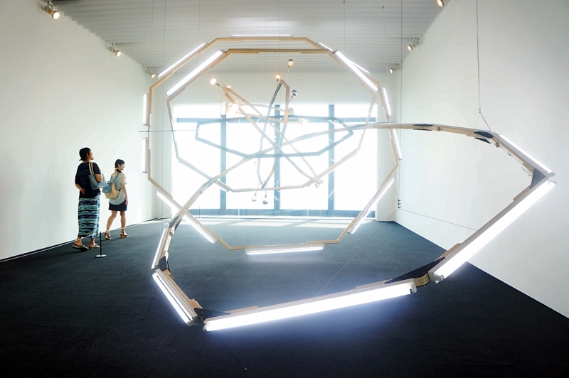 達倫Björn Dahlem｜黑洞（M-領域）Black Hole (M-Spheres) 木材、螢光燈管、鋼鐵、髒污 2008