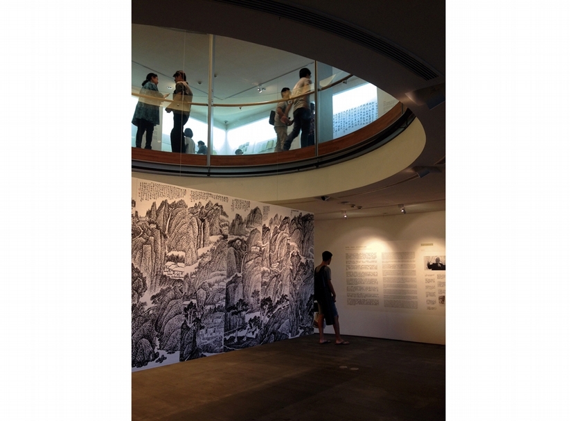 張光賓2006年〈丙戌焦墨山水〉條軸(各182×60公分),與旁側年表牆。